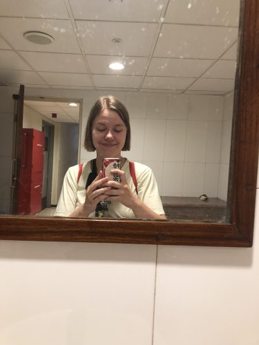 Peiliselfie nuoresta naisesta