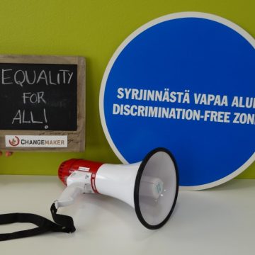 Syrjinnästä vapaa alue -merkki ja equality for all teksti, sekä megafoni