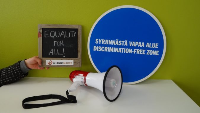 Syrjinnästä vapaa alue -merkki ja equality for all teksti, sekä megafoni